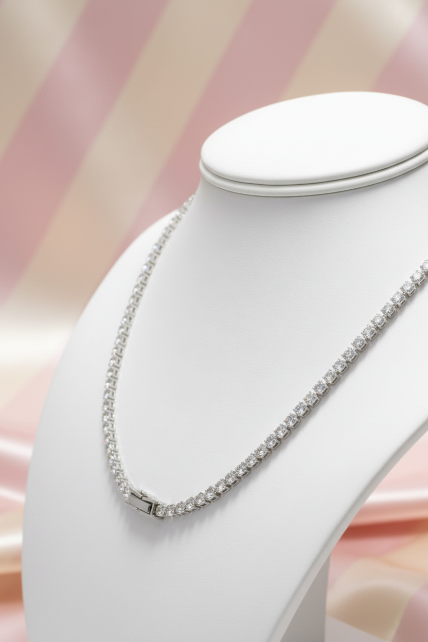 Collier tennis diamants - buste fermoir - fond rayé rose crème