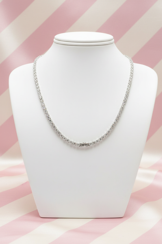 Collier tennis diamants - buste frontal - fond rayé rose crème
