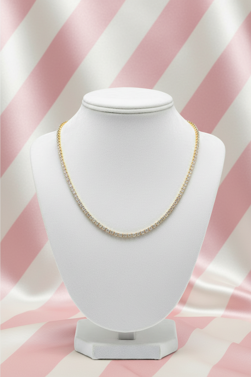 Collier tennis or - buste frontal - fond rayé rose crème