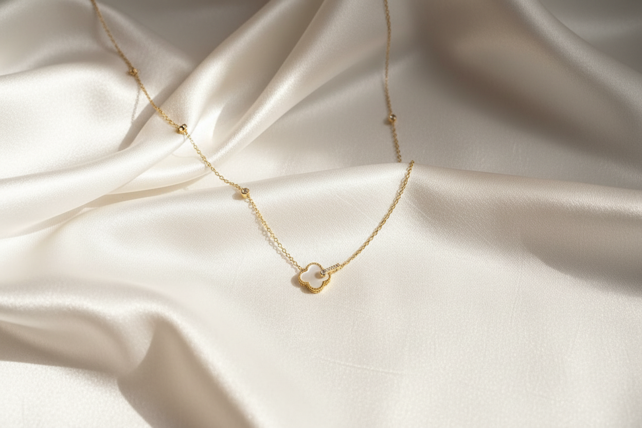 Collier trèfle nacre sur fond satiné
