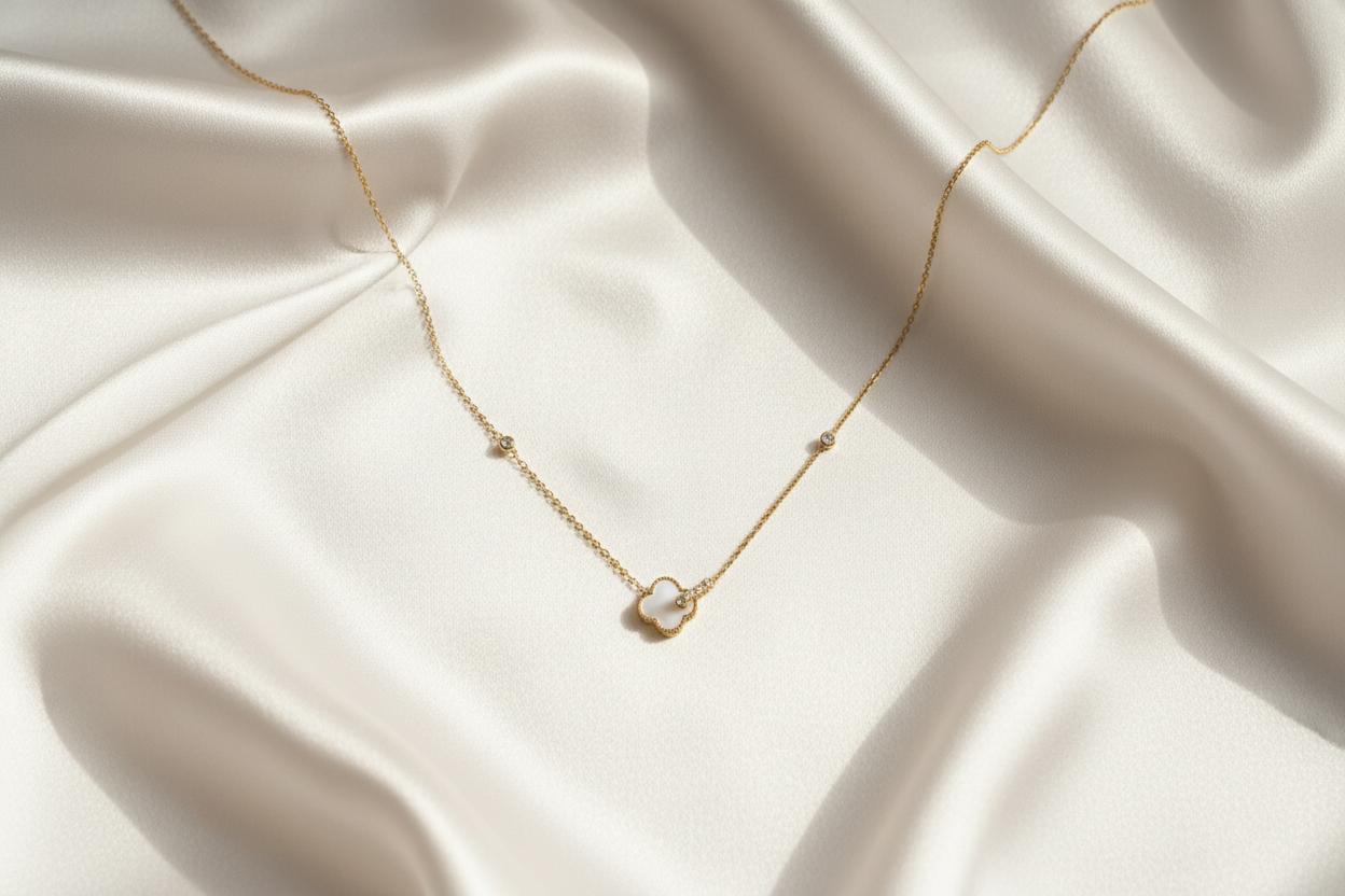 Collier trèfle sur satin blanc