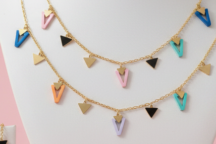 Collier triangle buste fond rose