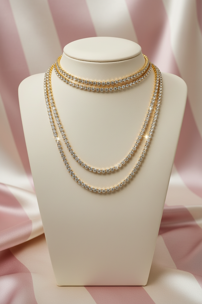 Collier triple rang tennis - buste - fond rayé rose crème