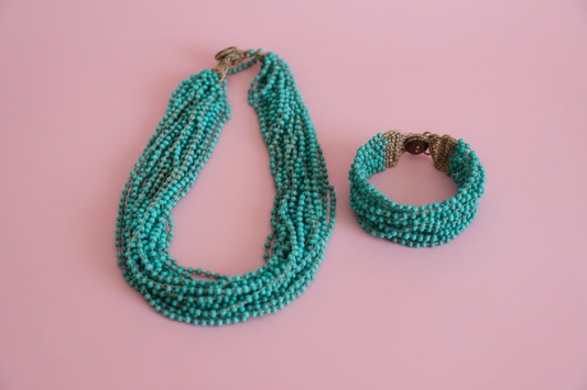 Collier turquoise fond rose 1