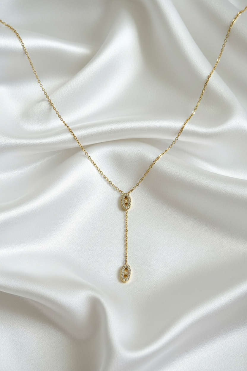 Collier Y sur fond satiné blanc - vue rapprochée