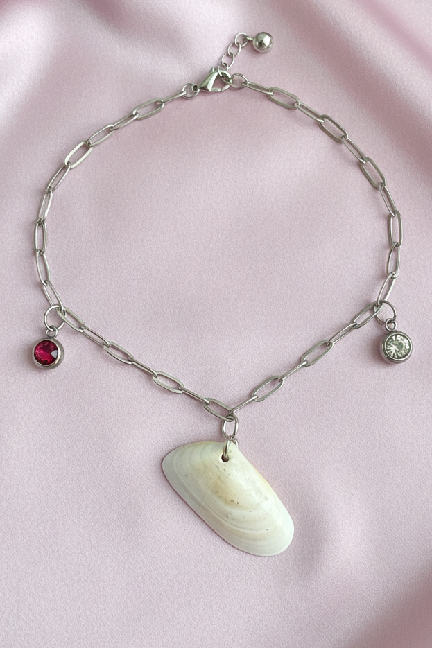 Coquille ivoire charms fond fuchsia