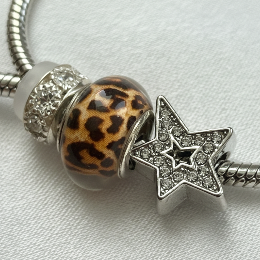 Détail bracelet - fond soie blanche