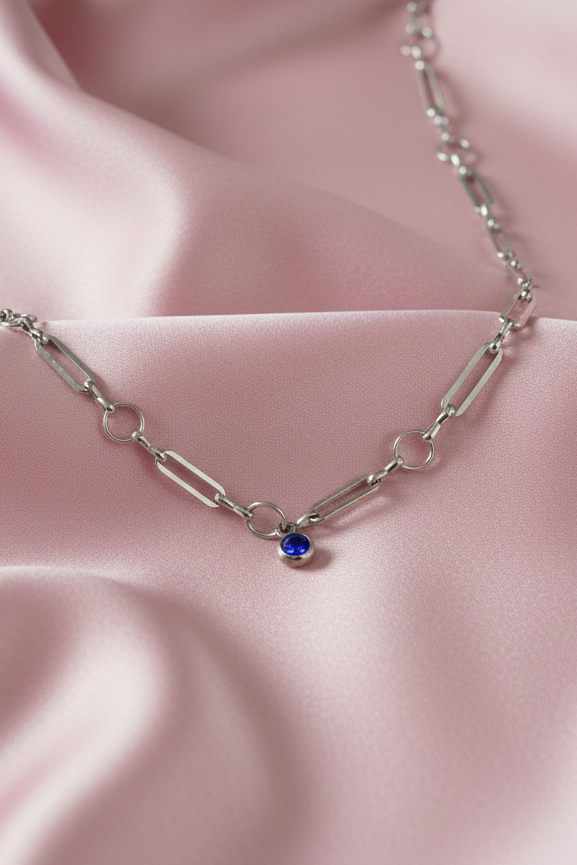 Détail charm bleu fond rose poudré