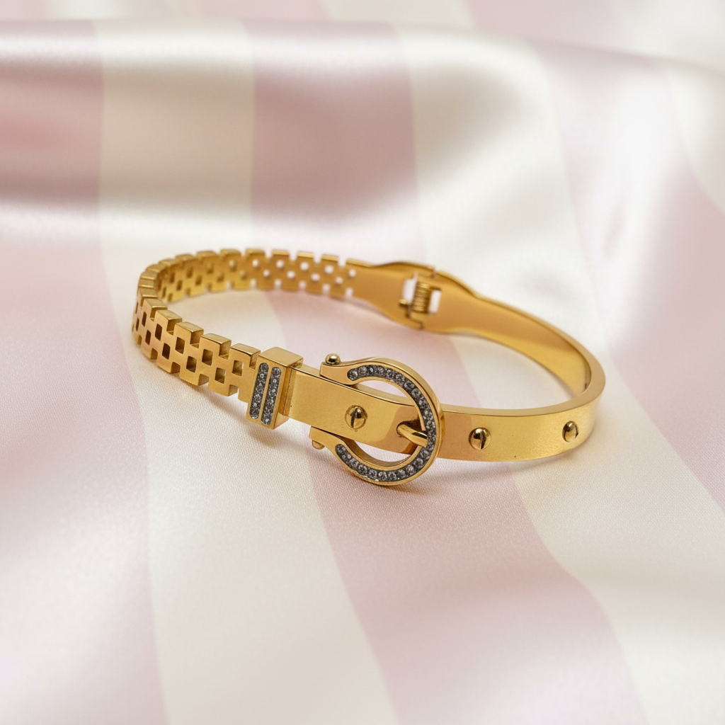 Jonc boucle dorée vue angle — fond rayures rose poudrée & crème satinée