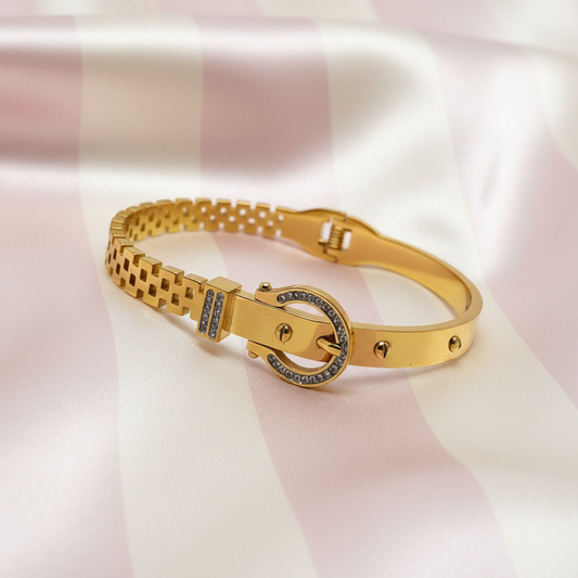 Jonc boucle dorée vue angle — fond rayures rose poudrée & crème satinée