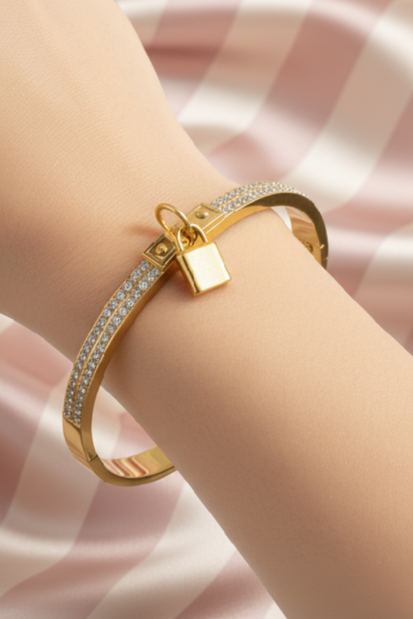 Jonc doré cadenas porté - fond rose rayé satiné