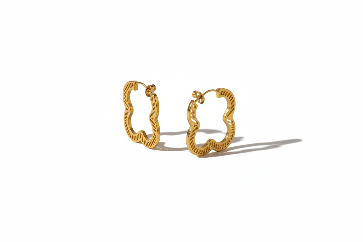 Paire de boucles d'oreilles créoles texturées fond blanc