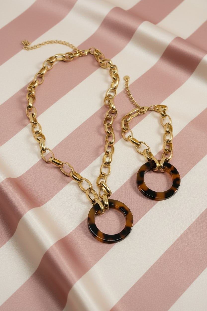 Parure chaîne écaille flat lay - fond satiné