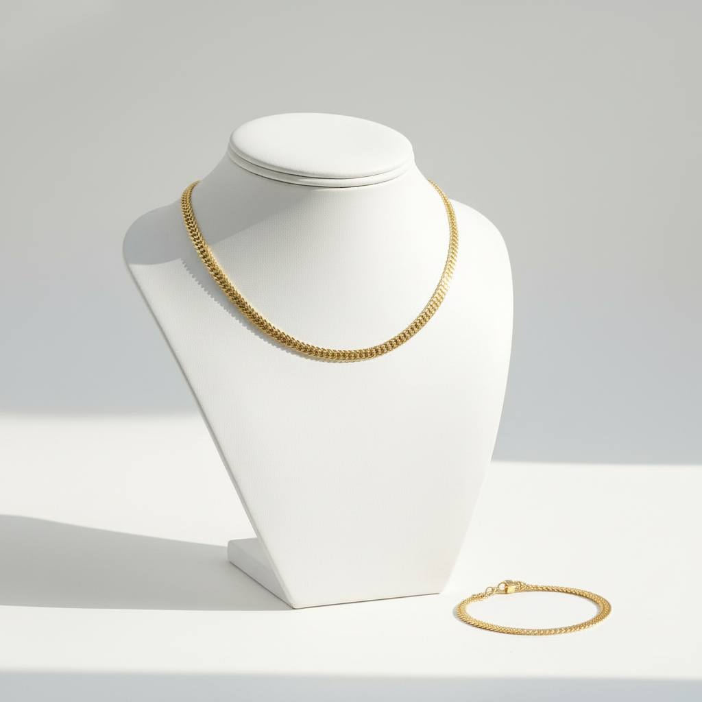 Parure classique collier sur buste et bracelet à côté sur fond blanc