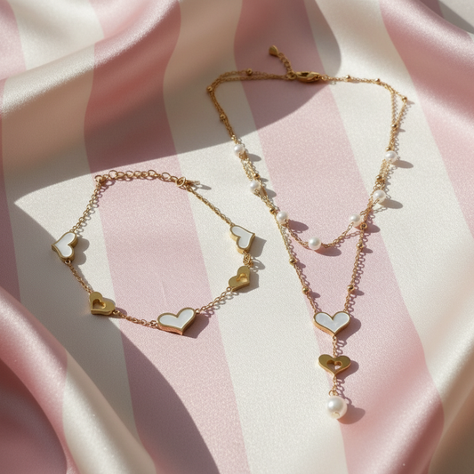 Parure collier & bracelet cœurs à plat — fond rayures rose poudrée & crème satinée