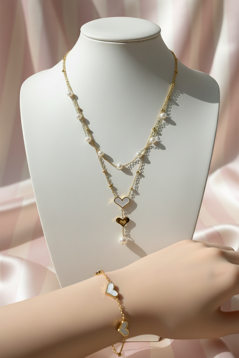 Parure collier & bracelet cœurs sur buste — fond rayures rose poudrée & crème satinée