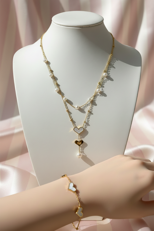 Parure collier & bracelet cœurs sur buste — fond rayures rose poudrée & crème satinée