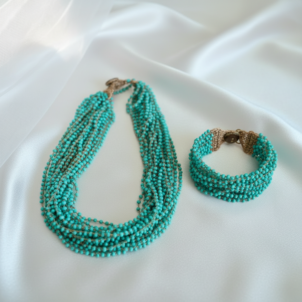 Parure perles turquoise fond blanc