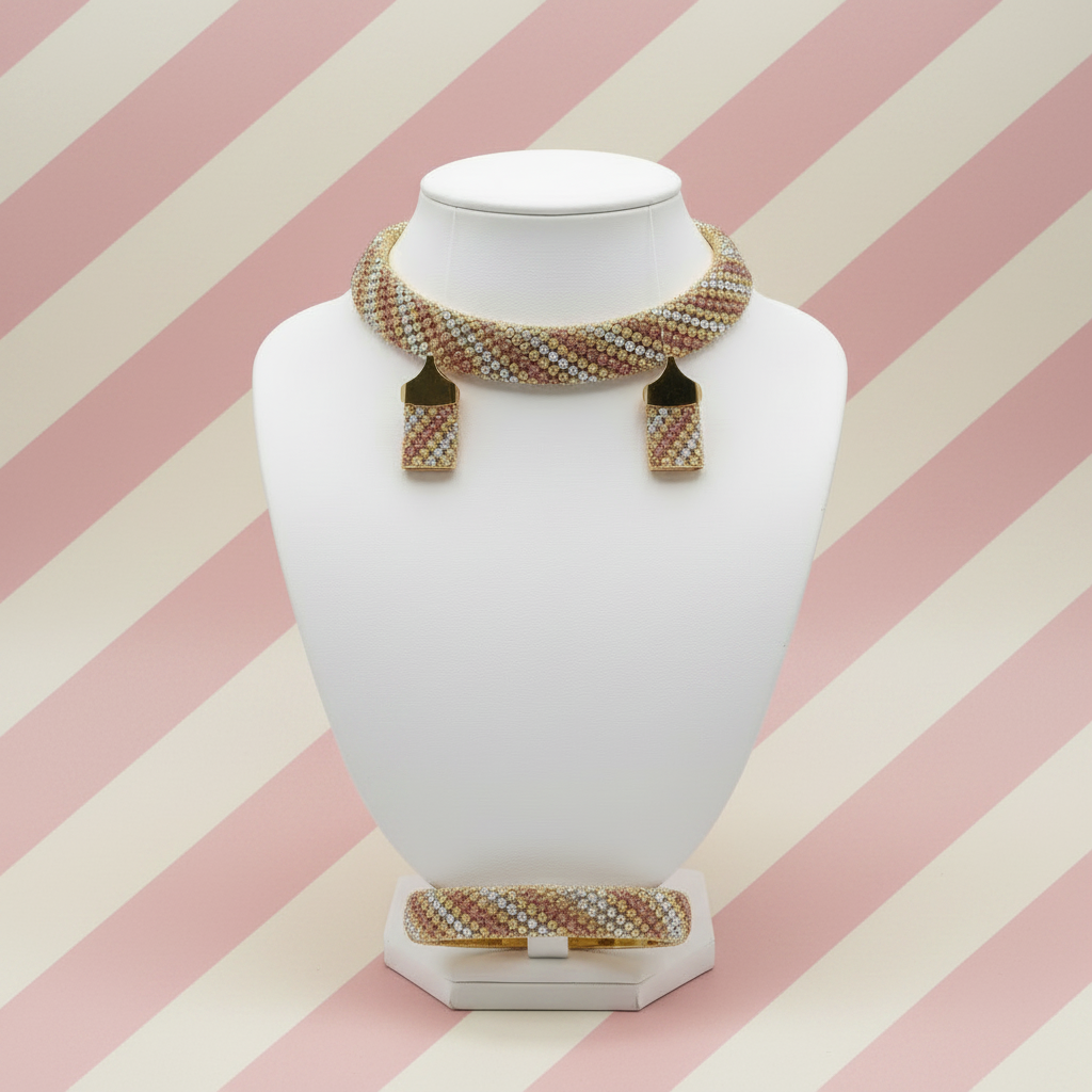 Parure sur buste – fond rayé rose poudré et crème