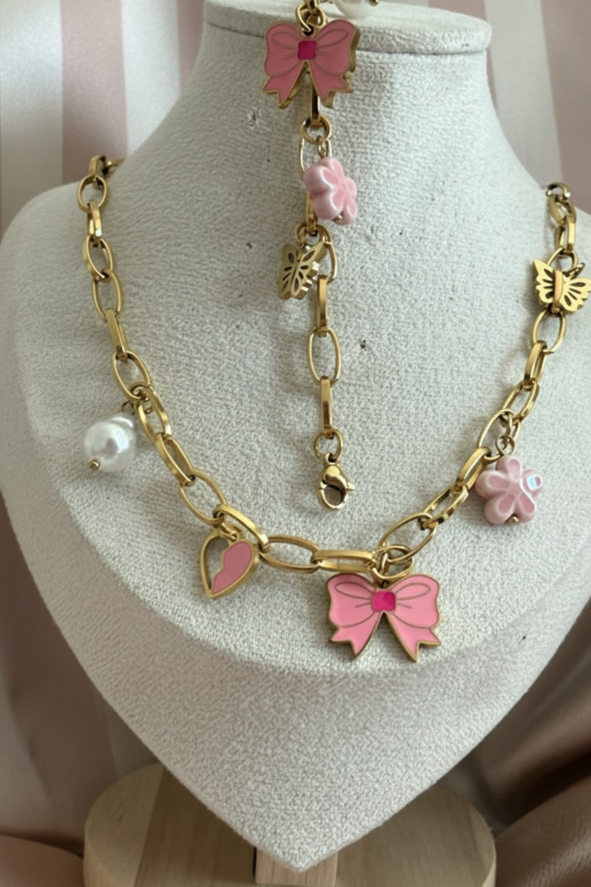 Parure sur buste — fond rayures rose poudrée & crème satinée