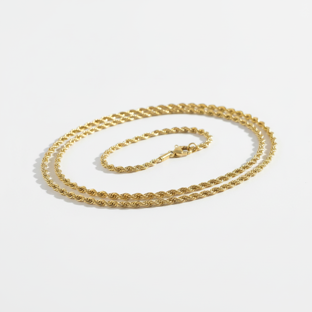 Parure torsadée collier sur fond blanc