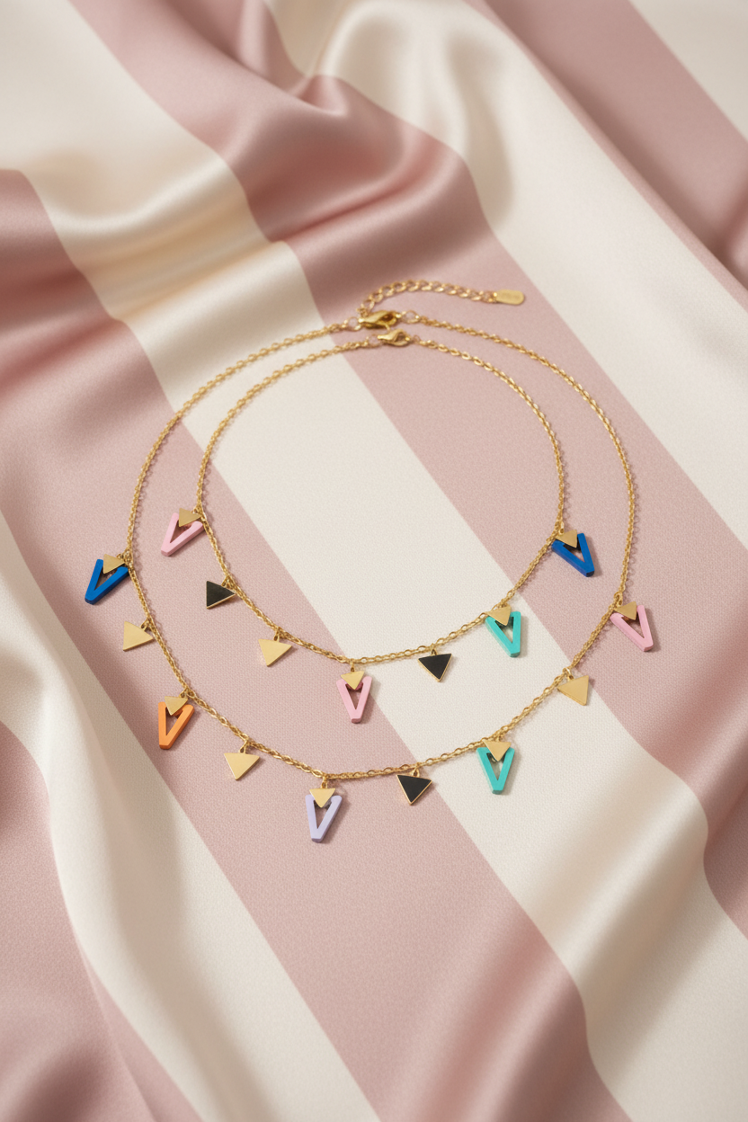 Parure triangles multicolores flat lay - fond satiné