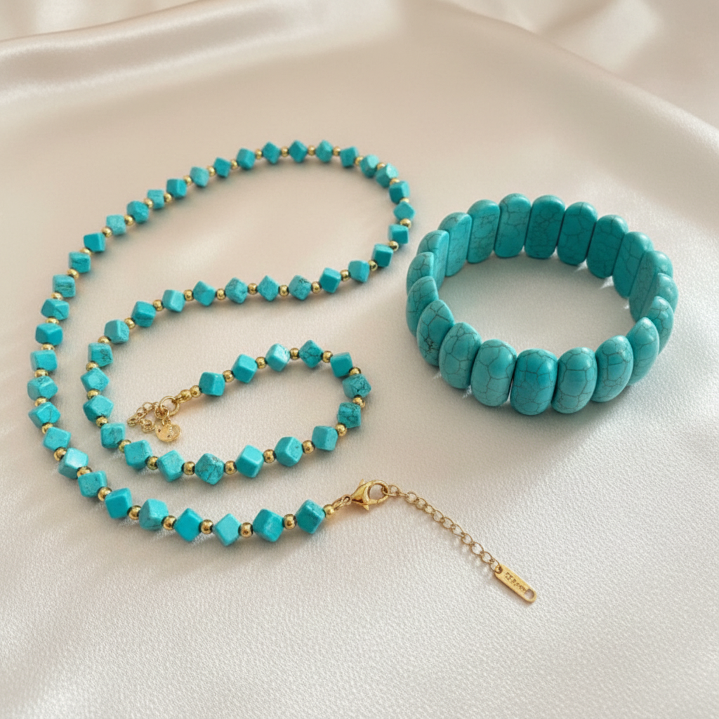 Parure turquoise flat lay fond blanc satin