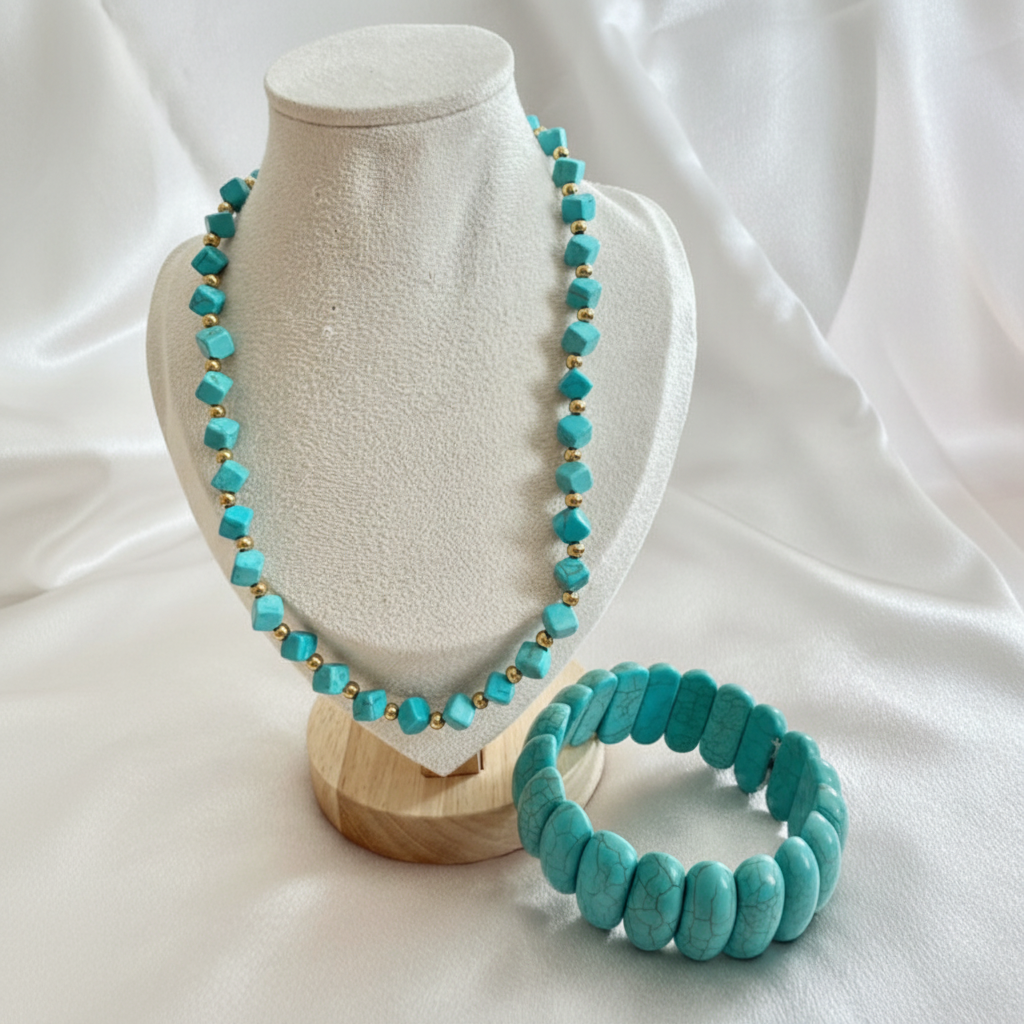 Parure turquoise fond blanc satin