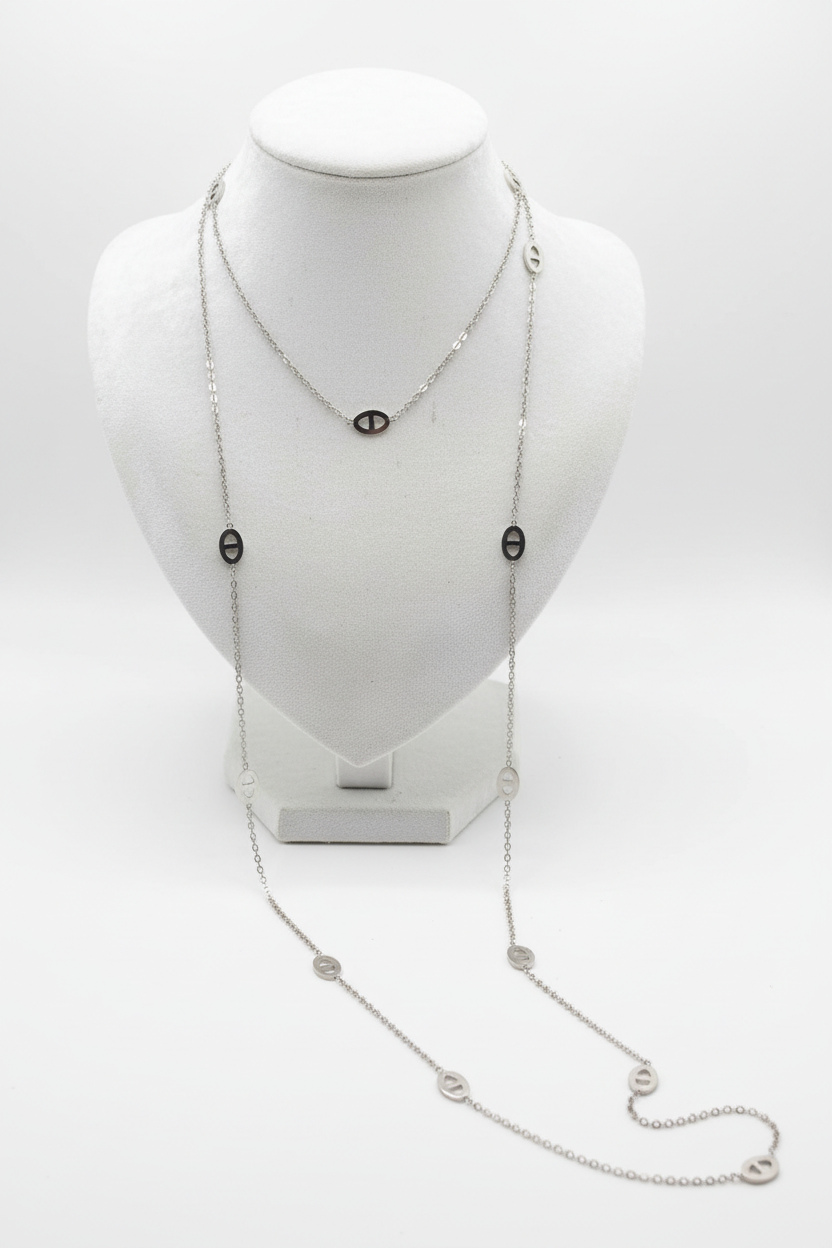 Sautoir graine d'argent sur buste velours blanc