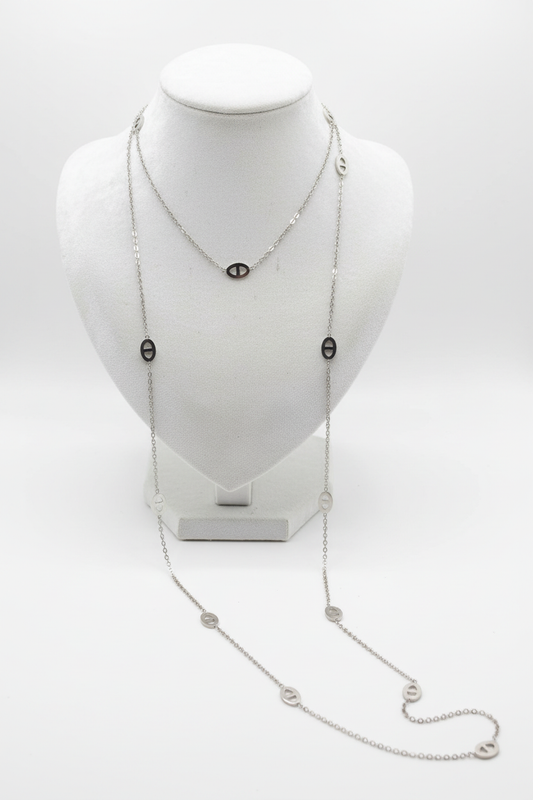 Sautoir graine d'argent sur buste velours blanc