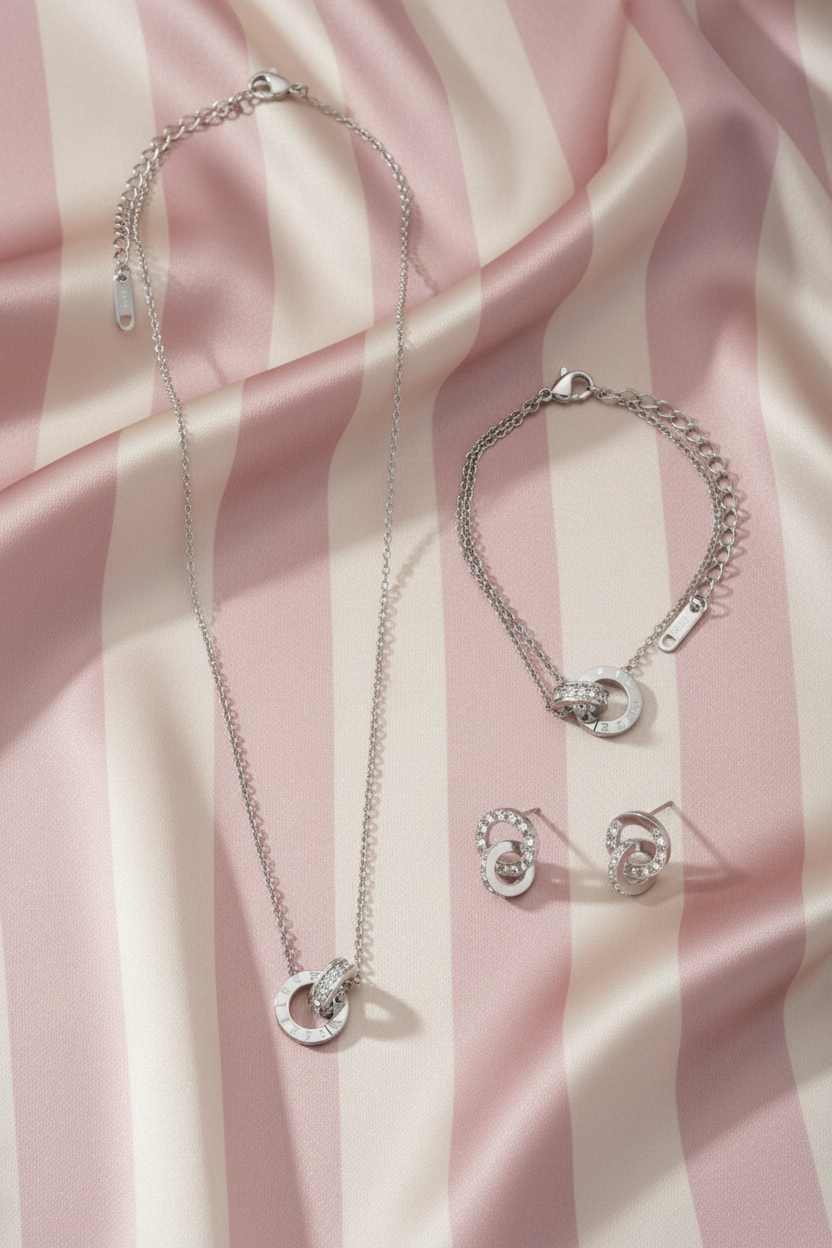 Set argent flat lay - fond rose rayé satiné