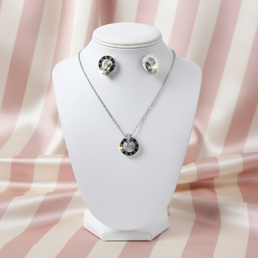 Set argent sur buste - fond rose rayé satiné